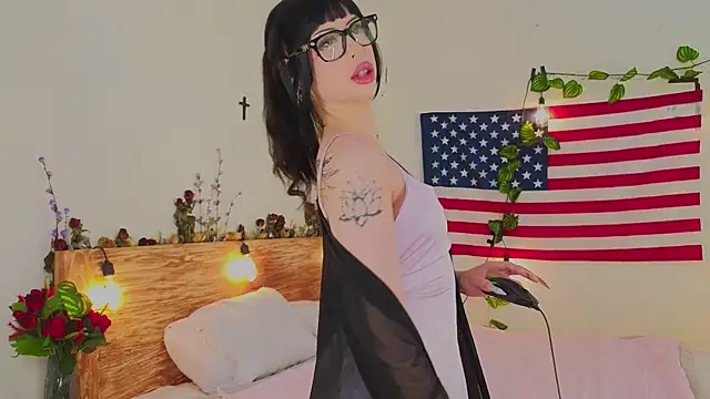 venomeowww   online show from April 12, 2026, 4:06 am