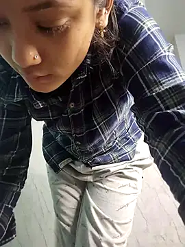 Nisha cam12 online show from November 12, 2025, 4:40 pm