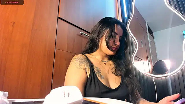 scarletr red online show from October 10, 2025, 8:41 pm