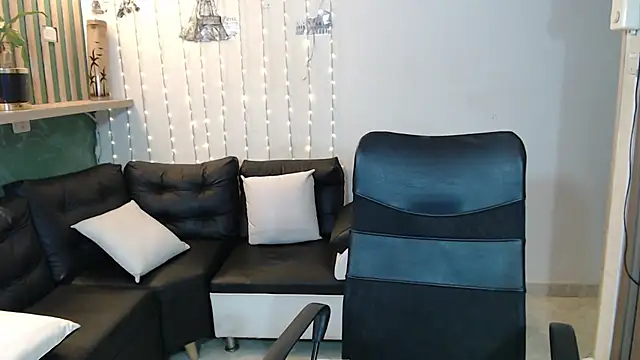 veronica em1 online show from November 26, 2025, 3:24 pm