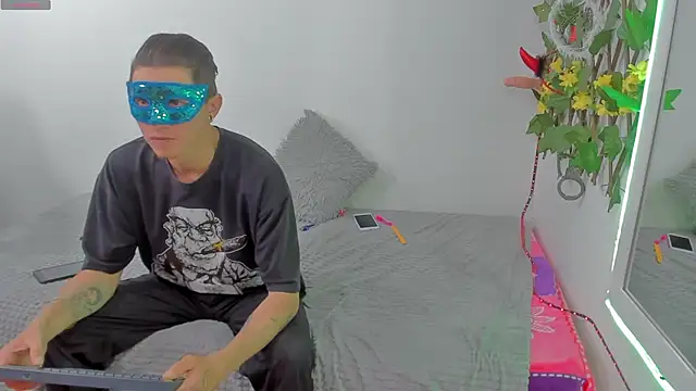 COUPLE25 33 online show from November 28, 2025, 9:06 pm