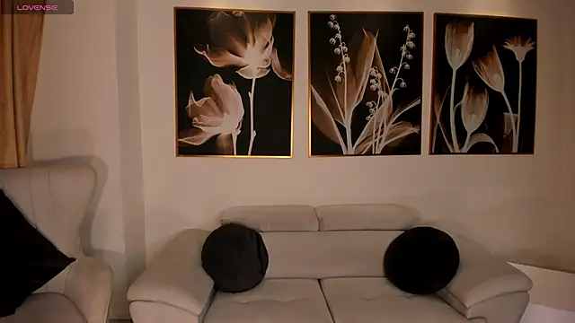 LeahNovac online show from September 26, 2025, 11:25 am