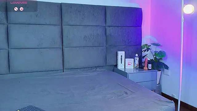 Slenna Moon online show from December 16, 2025, 2:38 am