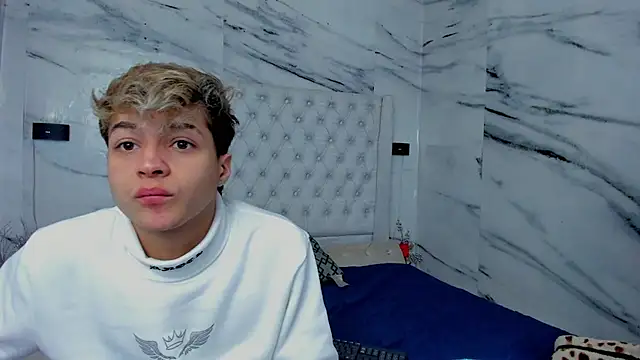 Ari and Storm online show from September 16, 2025, 1:23 pm