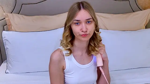 Snapshot of AmadaReine chatting on June 30, 2026, 4:30 pm AmadaReine online show from June 30, 2026, 4:30 pm