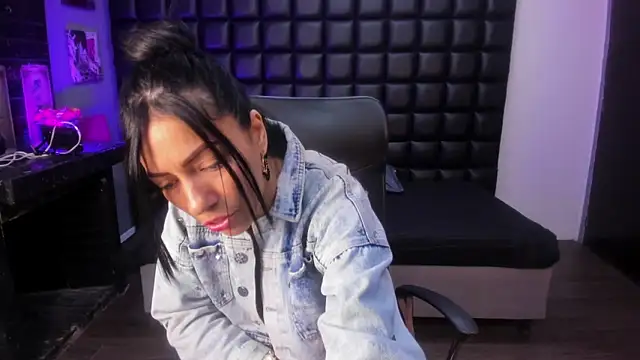 ashlyy sweet  online show from April 18, 2026, 7:07 pm