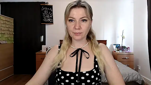 ParadiseAlina online show from April 24, 2026, 5:59 pm