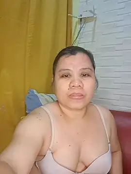 hotlyn45 online show from February 15, 2026, 1:31 pm