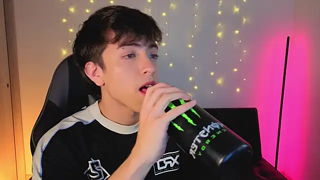 onlinenico online show from December 4, 2025, 8:06 pm