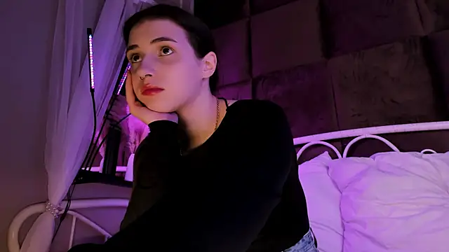 KrissyKits online show from September 14, 2025, 4:33 am