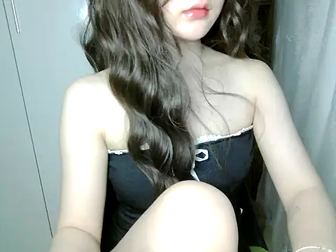 Snapshot of Annabelle-e chatting on May 28, 2026, 7:44 pm Annabelle-e online show from May 28, 2026, 7:44 pm
