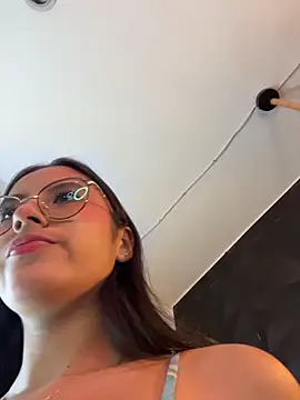 Juanita-Diaz online show from November 1, 2025, 8:33 pm