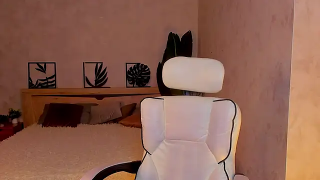 Lynn Martin online show from April 21, 2026, 5:17 pm