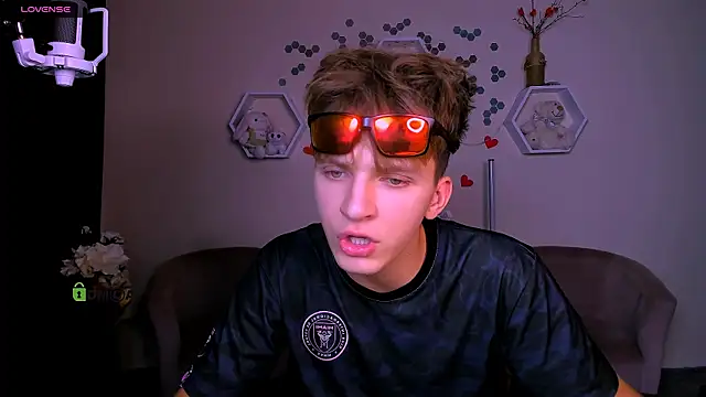 travis wolf  online show from September 22, 2025, 7:16 pm