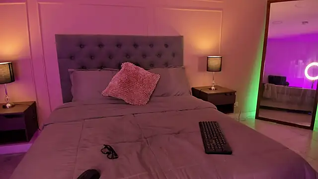 ALICESANDOVAL online show from September 15, 2025, 11:43 am