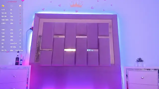 AikoSnow online show from September 18, 2025, 6:54 pm