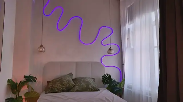 Lina Glow online show from April 12, 2026, 7:02 am