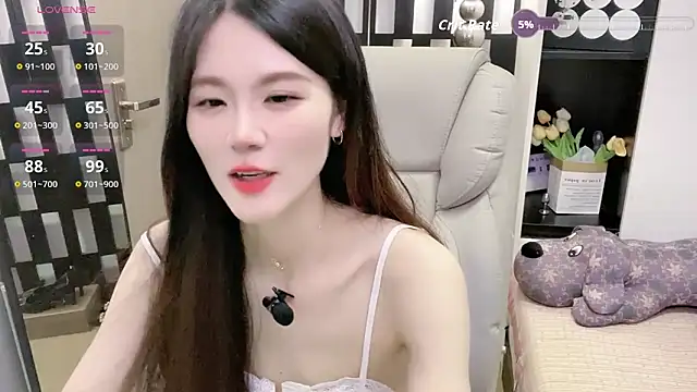 Yueyue-MM online show from April 19, 2026, 1:21 pm