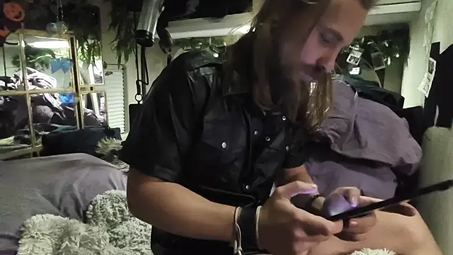 JuliCarl online show from October 25, 2025, 3:47 am