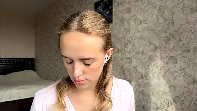 ElisabetLorney online show from September 17, 2025, 8:38 am