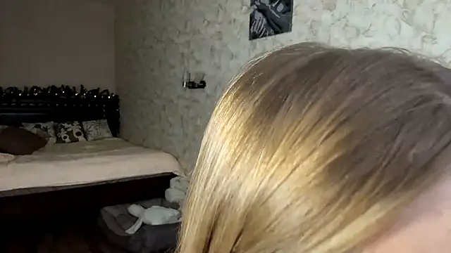 ElisabetLorney online show from December 3, 2025, 8:12 am