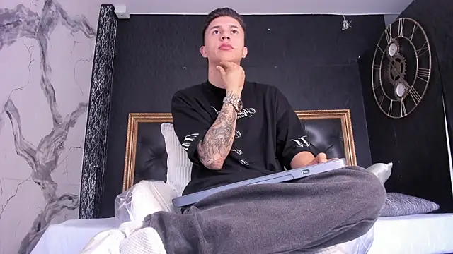 liaamsmiith  online show from September 29, 2025, 12:32 pm