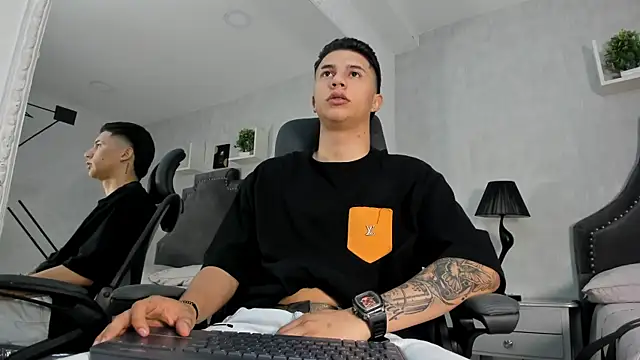 liaamsmiith  online show from October 4, 2025, 12:25 pm