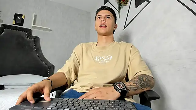 liaamsmiith  online show from October 14, 2025, 12:17 pm