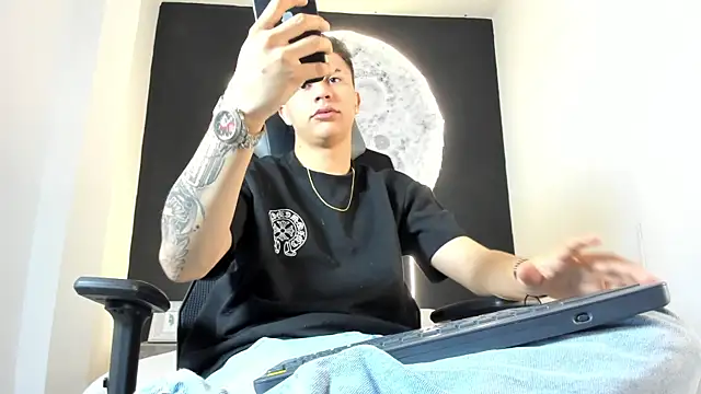 liaamsmiith  online show from October 24, 2025, 12:23 pm