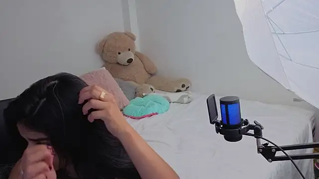 valerihouse online show from April 14, 2026, 1:11 am