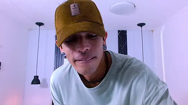 Franvill Trato online show from December 3, 2025, 8:18 pm