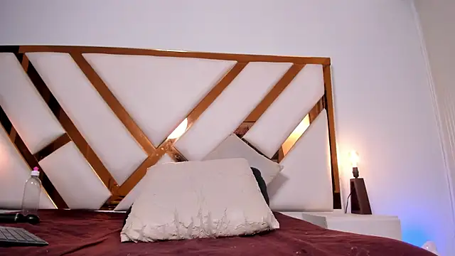 Niicolle Evanss online show from April 19, 2026, 2:05 pm