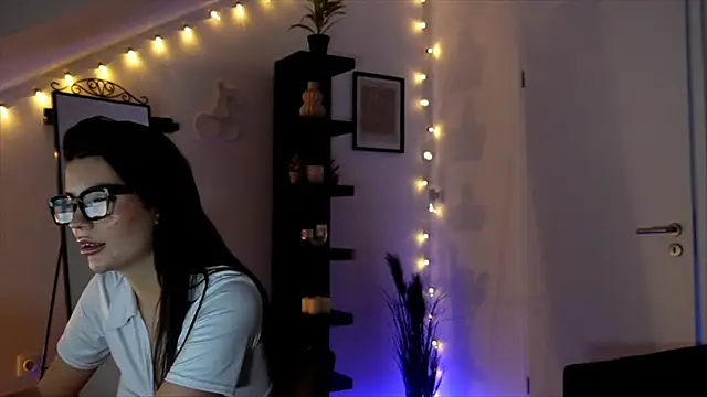 SophieFleur online show from October 25, 2025, 5:51 pm