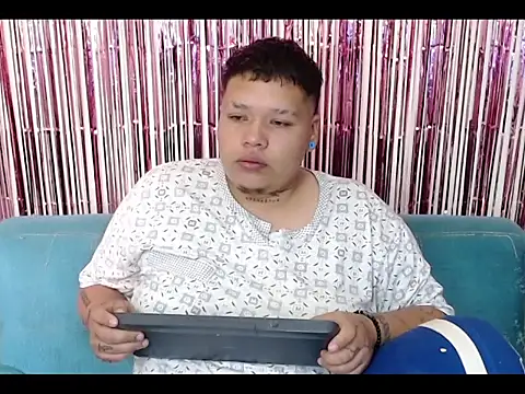 Snapshot of Yulian_bigclit7 chatting on December 3, 2025, 12:47 pm Yulian bigclit7 online show from December 3, 2025, 12:47 pm