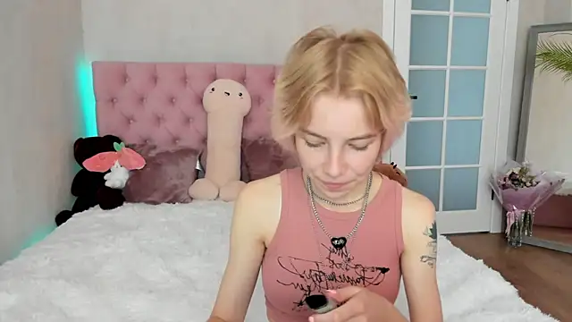 Pink Lila18 online show from September 15, 2025, 9:42 am