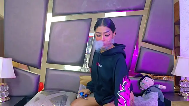 EmilieLake online show from November 13, 2025, 8:41 pm