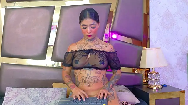 EmilieLake online show from November 25, 2025, 8:09 pm