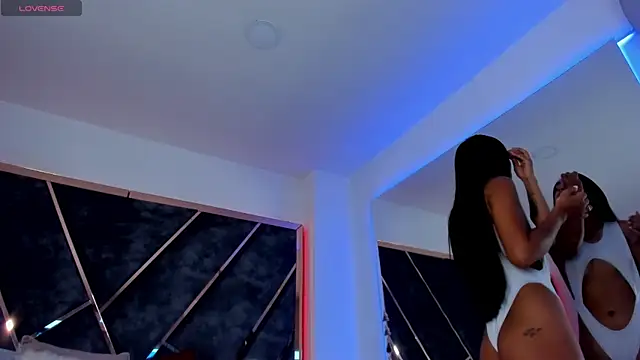 SusanaHenao online show from November 3, 2025, 5:58 pm