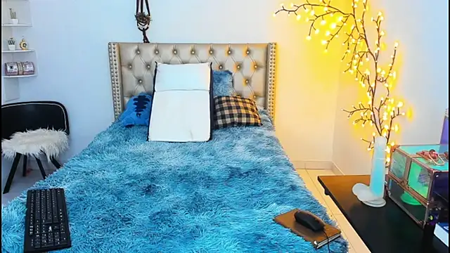 LenaStylesOA online show from September 22, 2025, 2:02 am