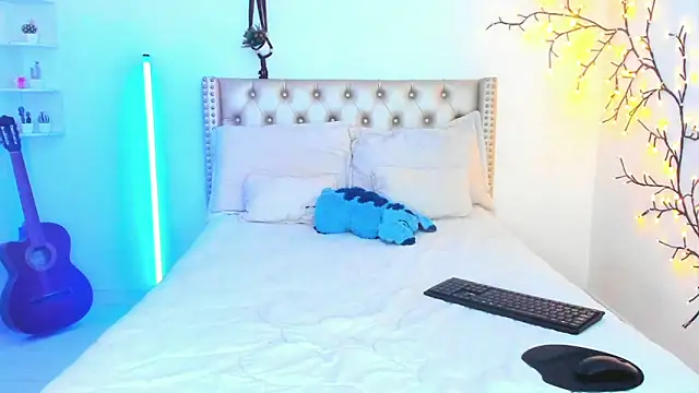 LenaStylesOA online show from April 6, 2026, 8:32 pm