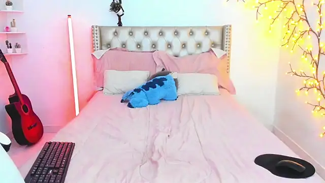 LenaStylesOA online show from April 16, 2026, 9:39 pm