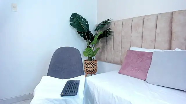 Karina Harris online show from October 2, 2025, 12:34 pm