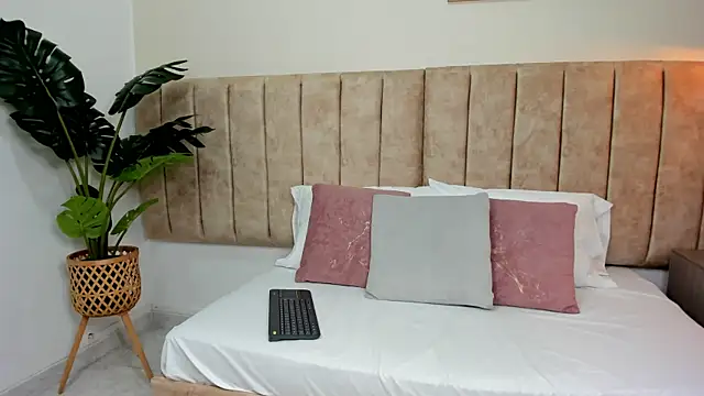 Karina Harris online show from October 8, 2025, 12:25 pm