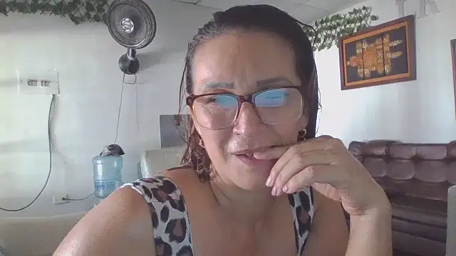 MiaVega online show from November 1, 2025, 3:03 pm