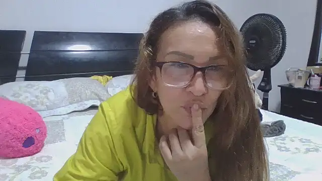 MiaVega online show from November 9, 2025, 5:00 pm