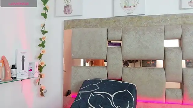 Natasha-Adams online show from December 21, 2025, 9:33 pm