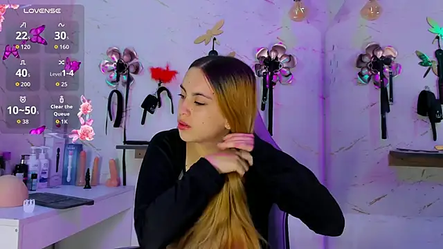 Natasha-Adams online show from April 19, 2026, 9:39 pm