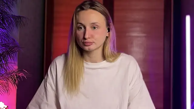 LovaMay online show from April 24, 2026, 3:53 am