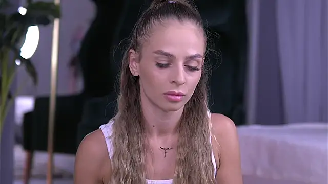 ElaraShine online show from September 12, 2025, 8:53 pm