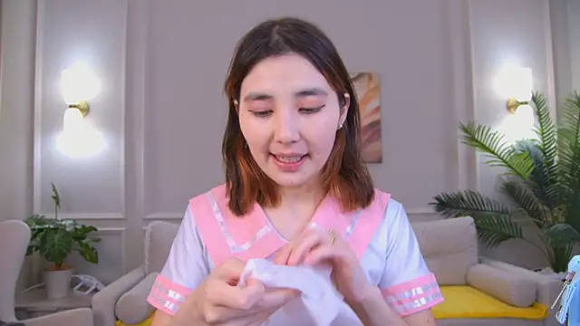 Sara  lu online show from September 15, 2025, 2:28 pm